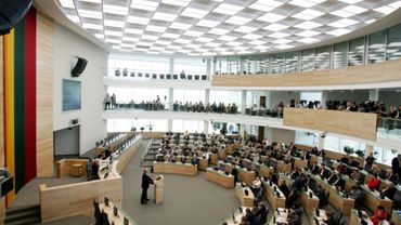 Для отстраненного от должности президента Паксаса двери в парламент Литвы открываются все шире


                                                  