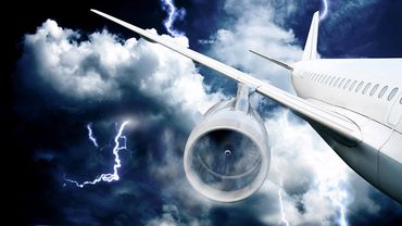 В летевший из Москвы в Норильск пассажирский самолет попала молния