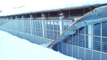 В Таллине у спортивного комплекса под тяжестью снега обвалилась крыша