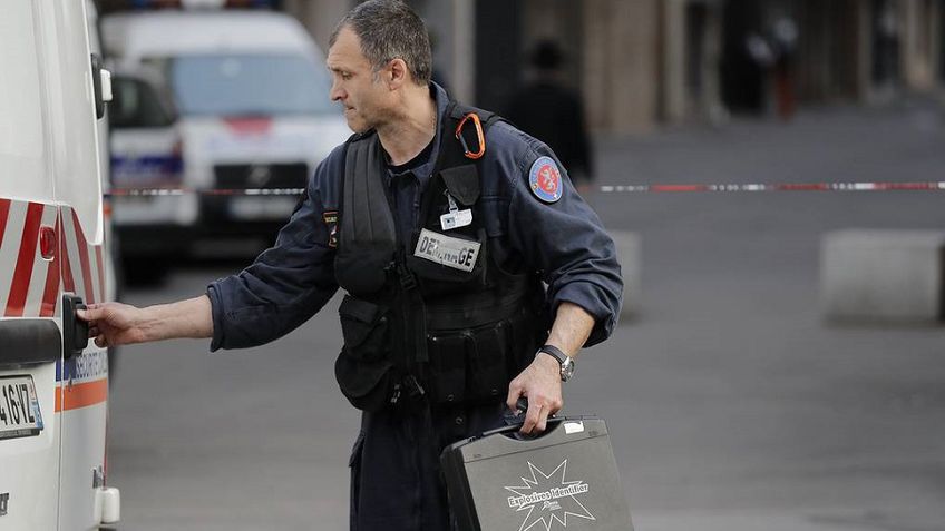 Подозреваемый по делу о взрыве в Лионе купил компоненты бомбы через интернет на свое имя