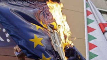 Венгерские ультраправые сожгли флаг Евросоюза                                                                                                