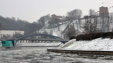В центре Вильнюса с моста прыгнула девушка                                