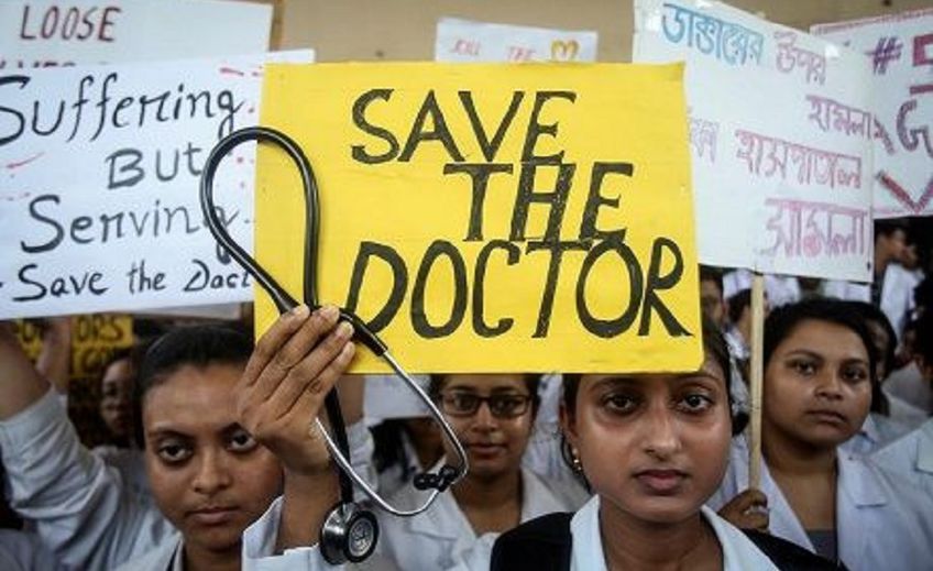 СМИ: индийские врачи объявили забастовку с требованием обеспечить им безопасность