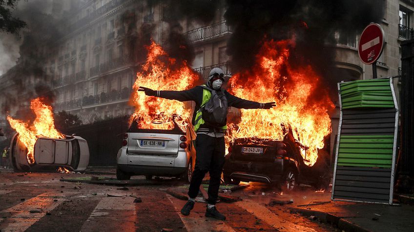 На Елисейских полях в Париже протестующие прорвали кордон полиции