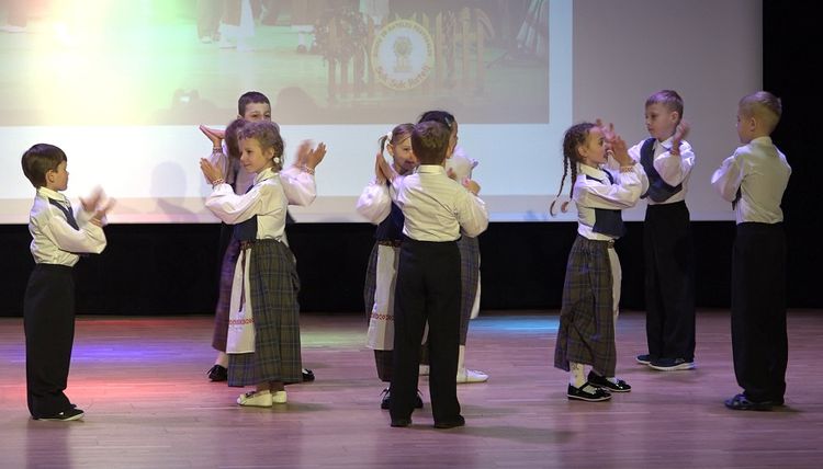 Танцуют дети! 140 детсадовцев и младших школьников выступили на висагинской сцене (видео)