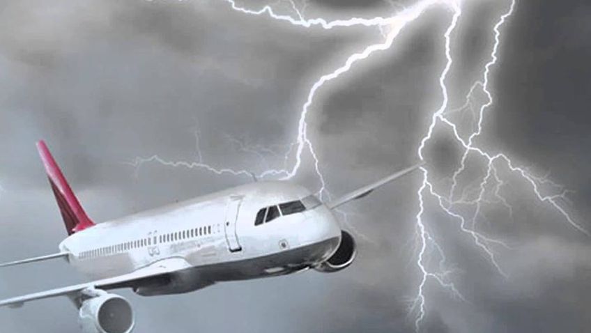 Rusija: į keleivinį lėktuvą trenkė žaibas