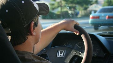 В Литве водителей, не выпускающих из рук телефоны, ждет лишение прав