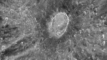 Tikrasis Mėnulis galbūt slepiasi po asteroidų medžiagos sluoksniu