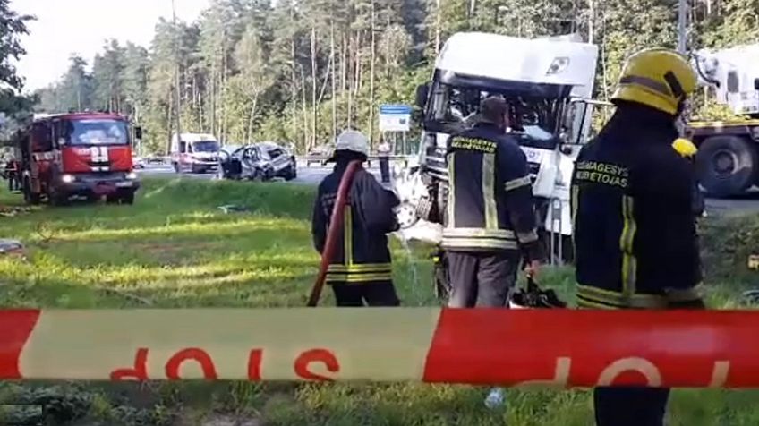 ДТП в Вильнюсе - зажатых в автомобиле людей освобождали спасатели