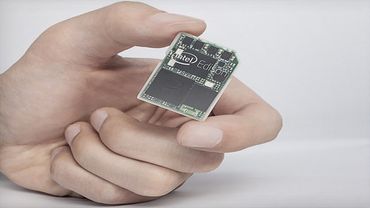 Intel представила компьютер размером с карту SD