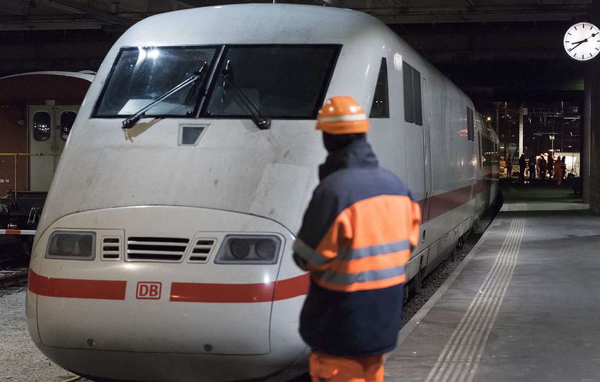 В Швейцарии высокоскоростной поезд сошел с рельсов