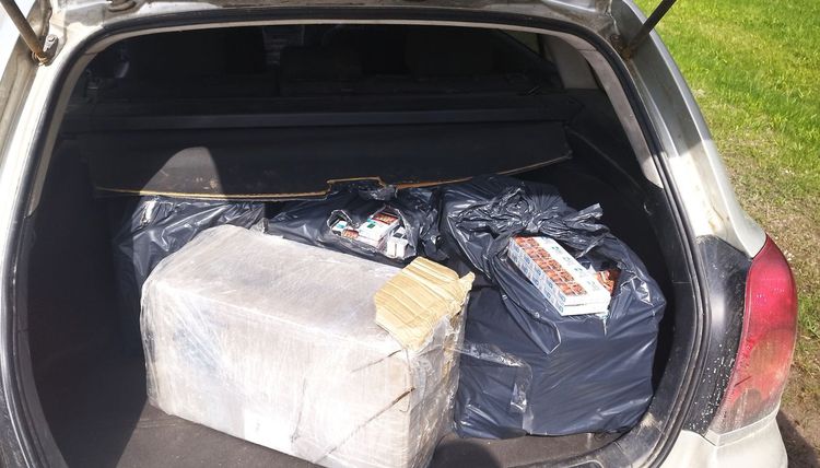 В багажнике машины жителя Панявежиса обнаружен груз белорусских сигарет стоимостью более 10 тысяч. евро
