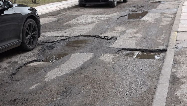 В Висагинасе начался ямочный ремонт дорог