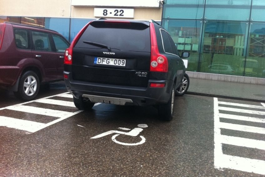 На парковке — со знаком «Инвалид»                