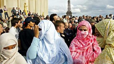 За появление в хиджабе в общественном месте во Франции начинают штрафовать                