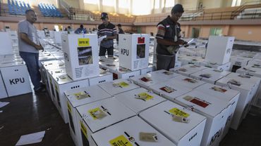 Indonezijoje skaičiuodami rinkimų rezultatus mirė daugiau kaip 300 žmonių