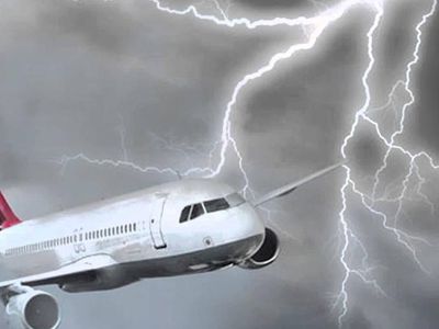 Rusija: į keleivinį lėktuvą trenkė žaibas - Pasaulyje