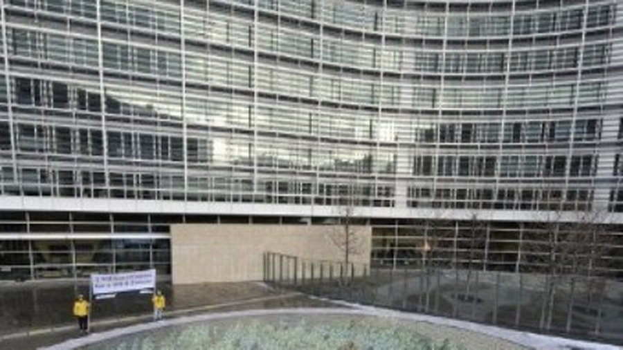 Еврокомиссия пообещала убрать возмутивший литовцев плакат - В Мире