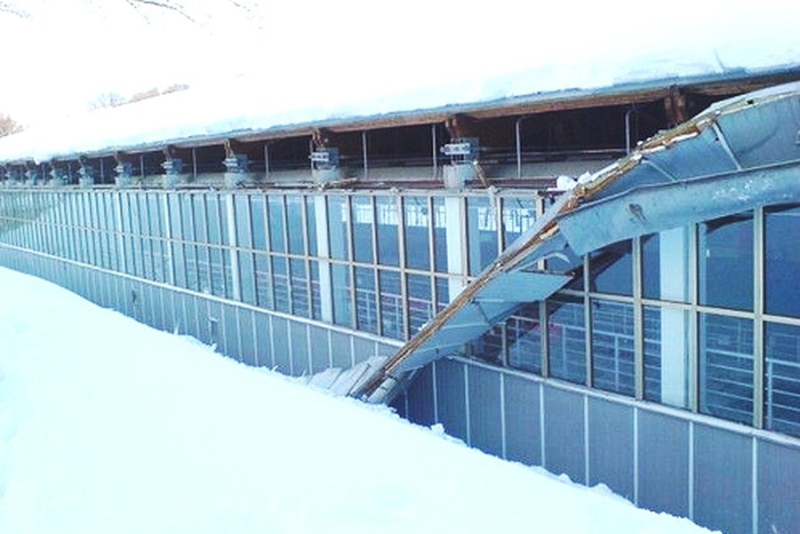 В Таллине у спортивного комплекса под тяжестью снега обвалилась крыша - Литва и страны Балтии