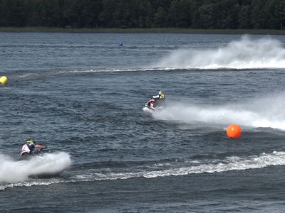 Новое зрелище – новые эмоции! Гонки на водных мотоциклах на оз. Друкшяй (видео) - В Висагинасе