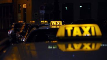 Честный сингапурский таксист вернул туристам забытый миллион