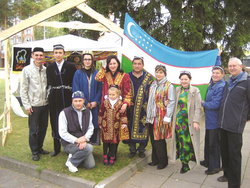 Национальный костюм узбекской общины Висагинаса