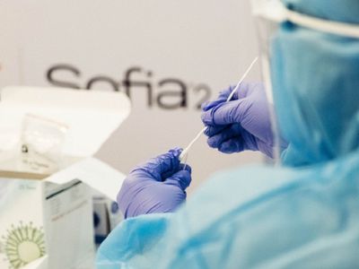 Принято решение расширить список сфер, в которых работники должны регулярно проходить тестирование на COVID-19 - Литва и страны Балтии