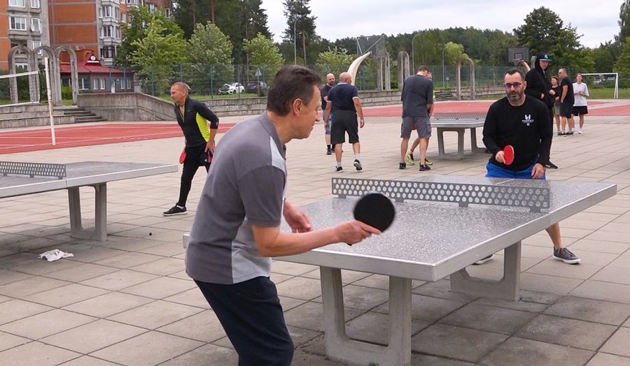 Ветер не помеха для висагинских энтузиастов настольного тенниса (видео) - В Висагинасе