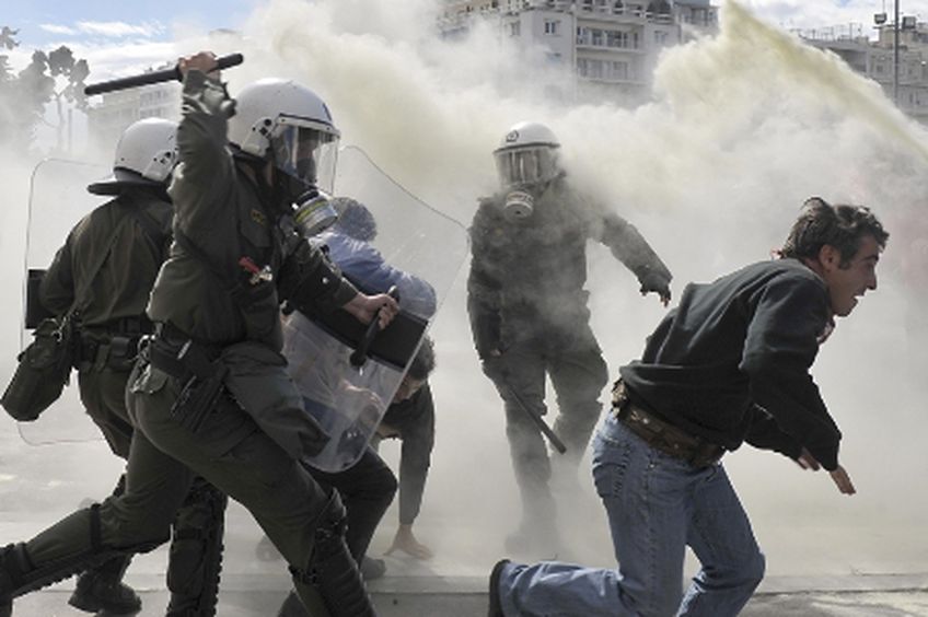 Власти Греции затягивают пояса граждан и не жалеют слезоточивого газа 