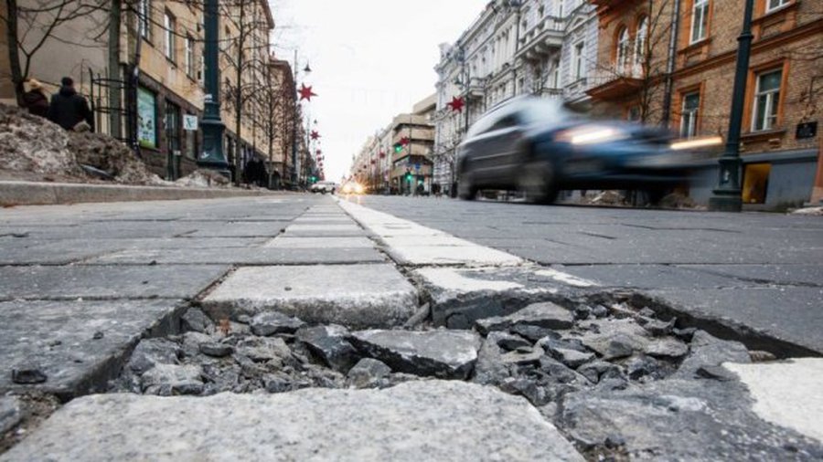 Невероятный исход: брусчатка на проспекте раскрошилась, а виноватых нет - Литва и страны Балтии