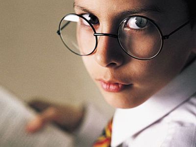 Латвийские школьники выпиливают свастику на уроках труда - Литва и страны Балтии