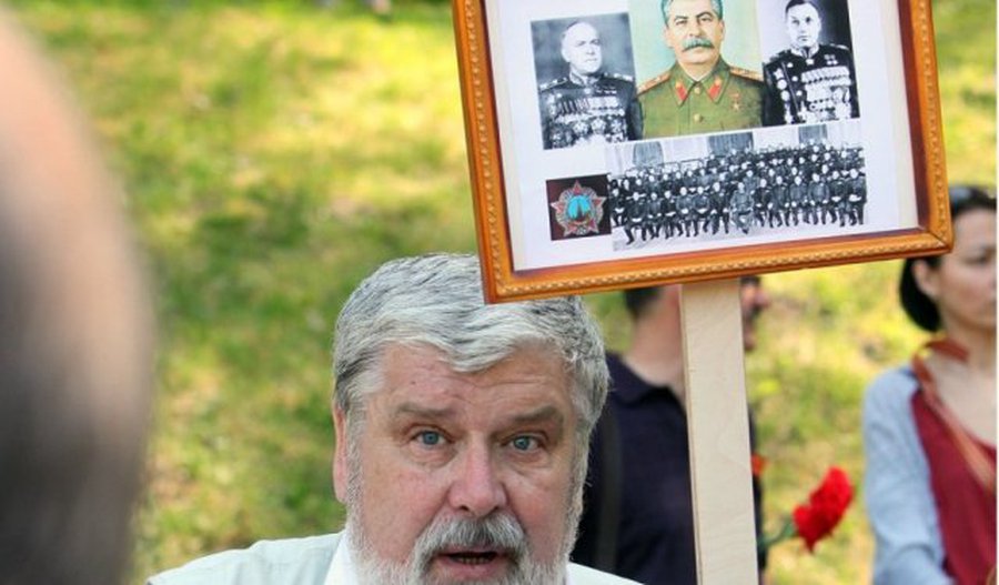 Полиция ведет расследование в отношении Иванова, державшего портрет Сталина

 - Литва и страны Балтии