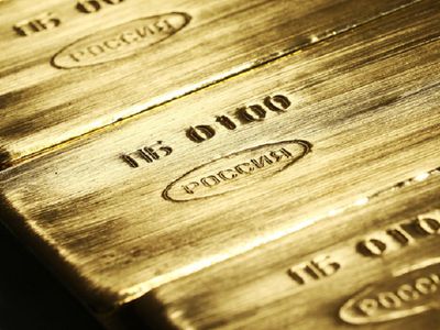 Bloomberg: Россия увеличила закупки золота до максимума с начала года из-за санкций США - Экономика и бизнес