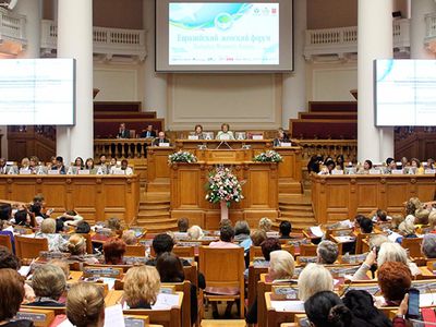 В парламентах мира становится больше депутатов-женщин - В Мире