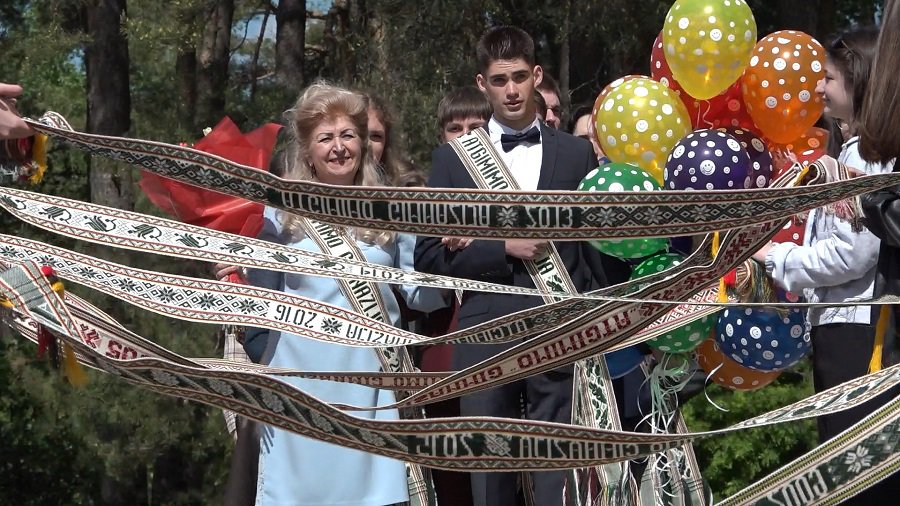 В гимназии "Atgimimo" прозвенел последний звонок (видео) - В Висагинасе