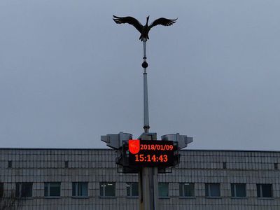 Не пора ли заменить неработающее табло на стеле с журавлем? Блиц-опрос жителей (видео) - В Висагинасе