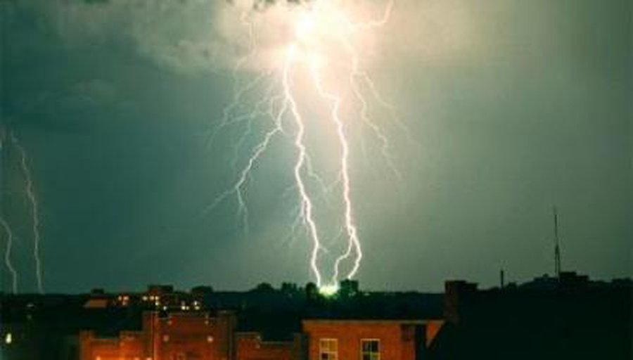 Pirmieji žaibai jau degina namus - Lietuva ir Baltijos šalys