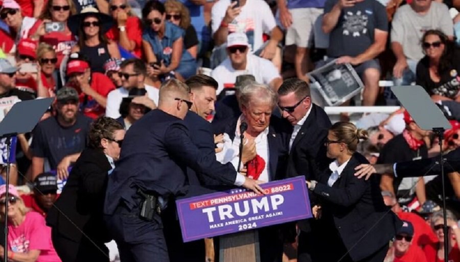 СМИ: в Трампа стреляли из трех видов оружия - В Мире