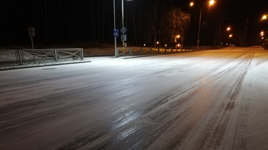 ВНИМАНИЕ!  На городских дорогах гололед - В Висагинасе