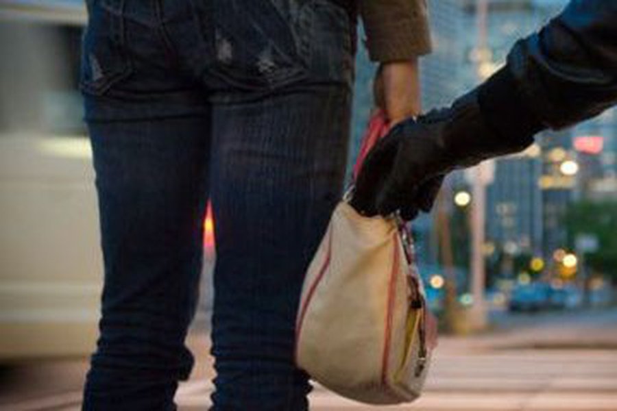 На улицах города — грабежи  - Происшествия и криминал