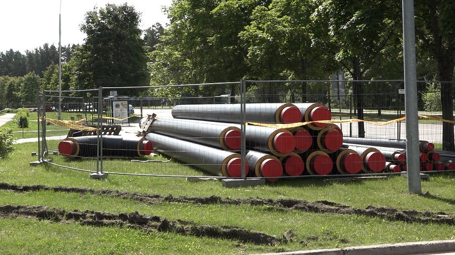 Жители: «Трубы лежат уже месяц, а работы не проводятся» (видео) - В Висагинасе