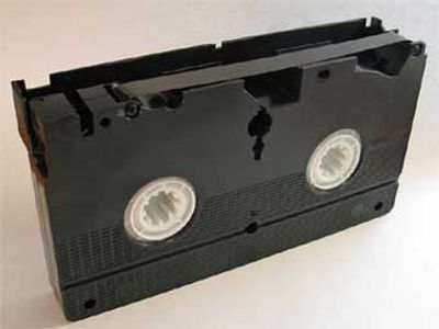 Юная американка нашла на распродаже кассету с 1000 долларов внутри - Хобби, отдых и развлечения