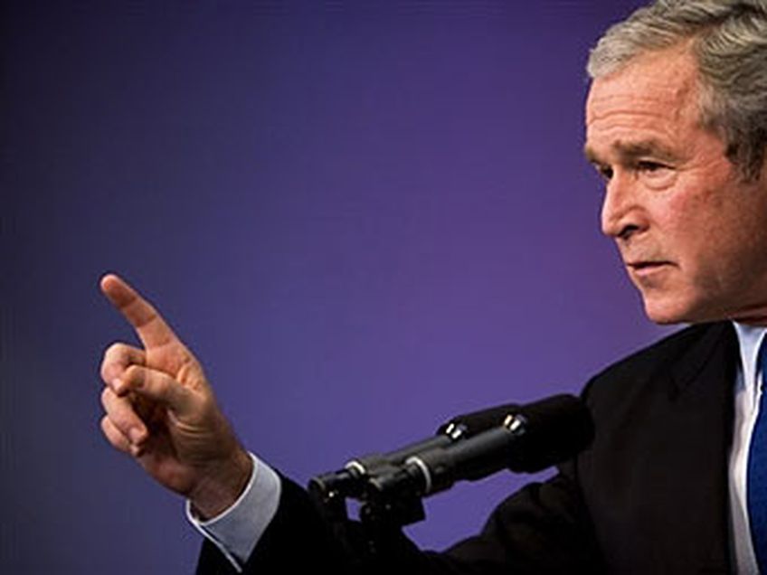 Джордж Буш подписал закон о прослушке телефонов