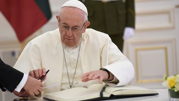 Папа расписался в президентуре в Книге для гостей