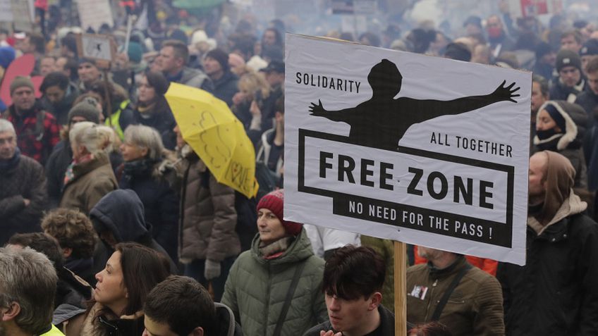 Savaitgalį į protestus prieš koronaviruso ribojimus visoje Europoje rinkosi tūkstančiai žmonių