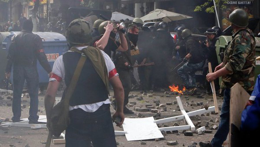 Активисты Антимайдана забаррикадировались в торговом центре в Одессе - В Мире