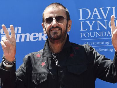 Ринго Старр и Барри Гибб удостоены рыцарского звания - Кино и искусство