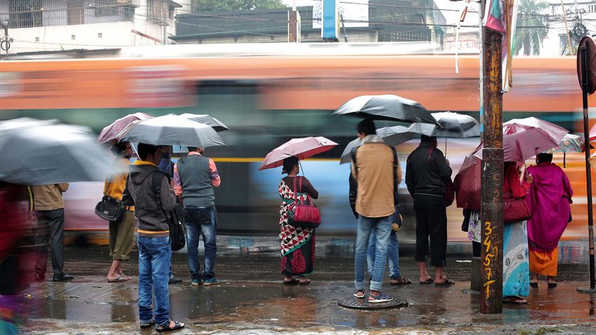 Indijoje ciklonas privertė tūkstančius žmonių palikti savo namus