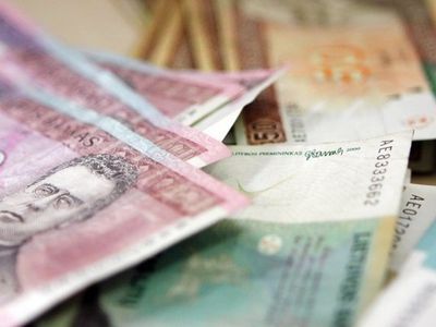 Зарплаты чиновников по-прежнему подслащивают надбавки - Литва и страны Балтии