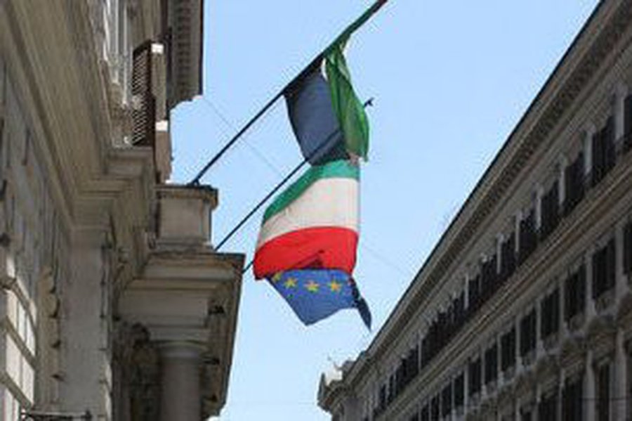 Из экономии европейцы предпочли музеи распродажам, а русские продолжают тратить деньги                                                                 - В Мире